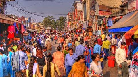 shopping in delhi -Sarojini Nagar Market