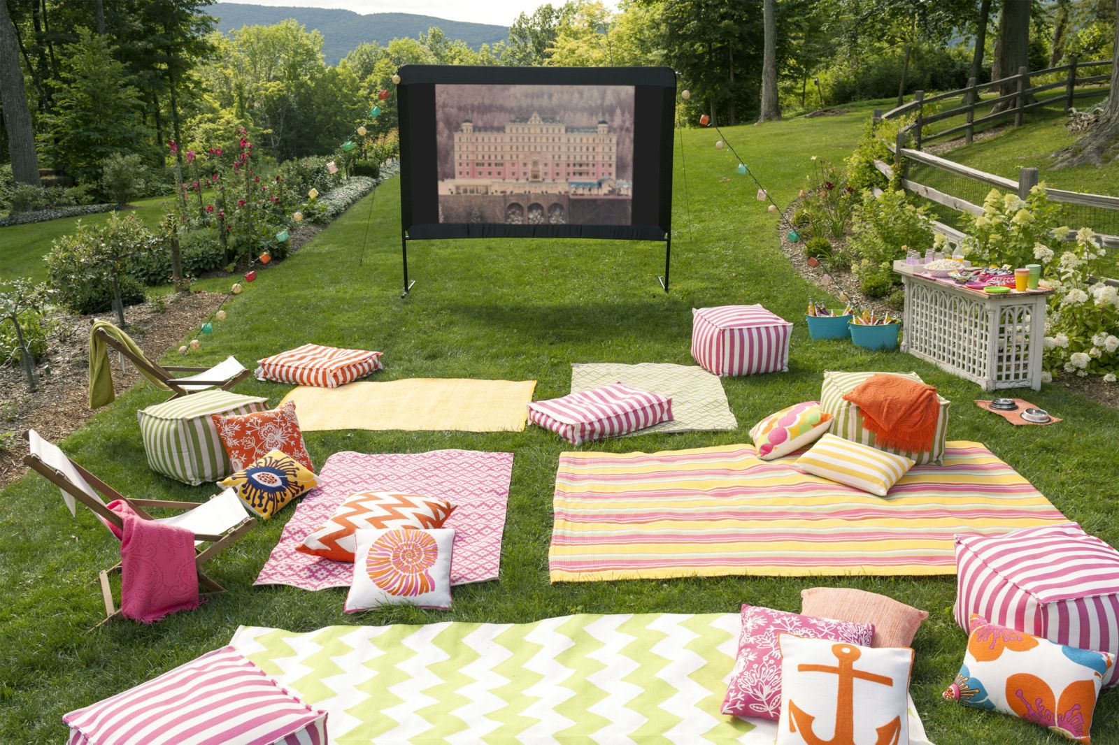 sweet 16 party ideas - Outdoor Movie Party