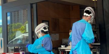 Shorter Covid isolation time for US health workers amid staff shortages