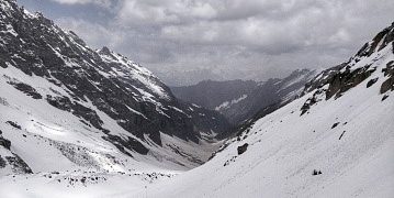 Snowfall in Himachal: Tourists not allowed beyond Atal Tunnel in Lahaul