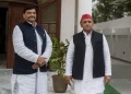 End of SP’s Family Feud As Akhilesh Yadav Meets Uncle Shivpal; Seals Alliance for UP Polls