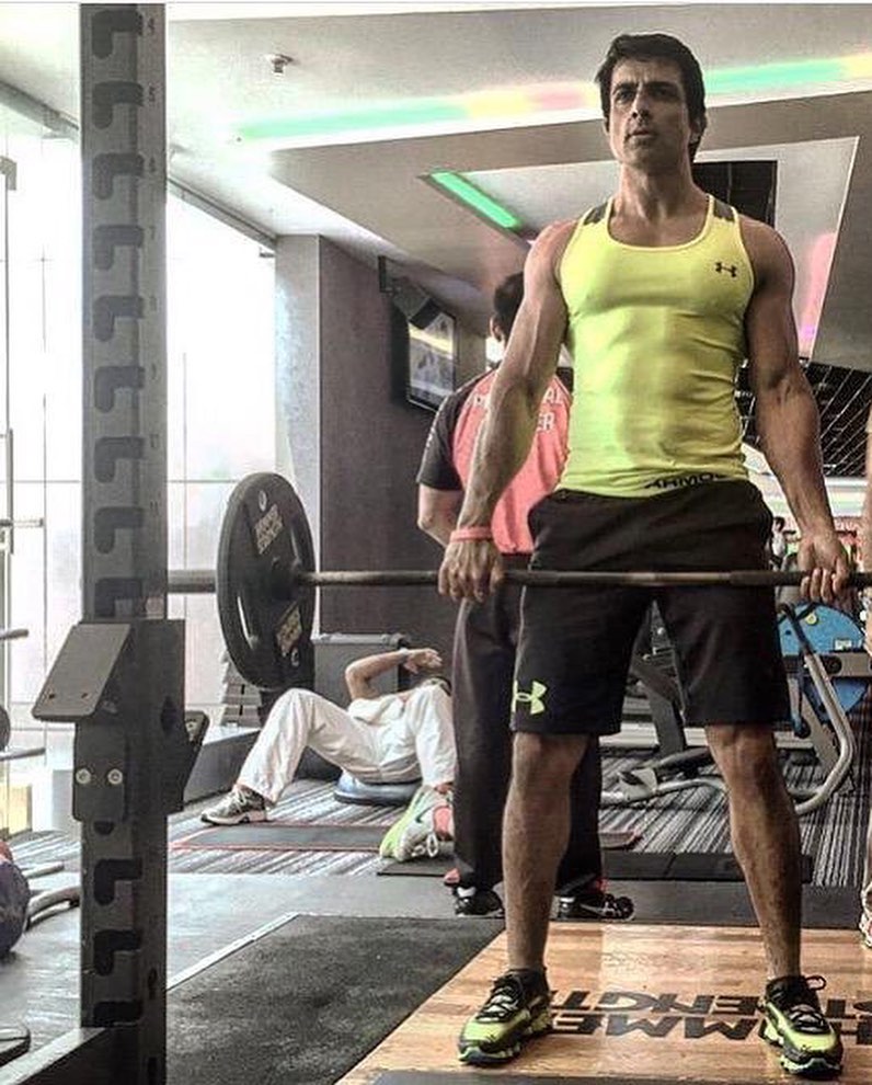 sonu sood lifting weights at the gym