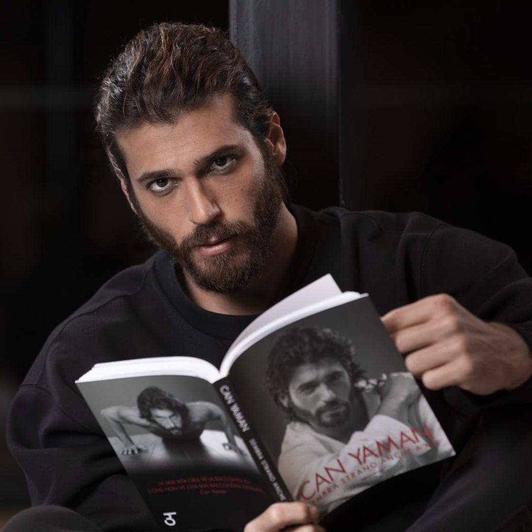 Can Yaman reading his book