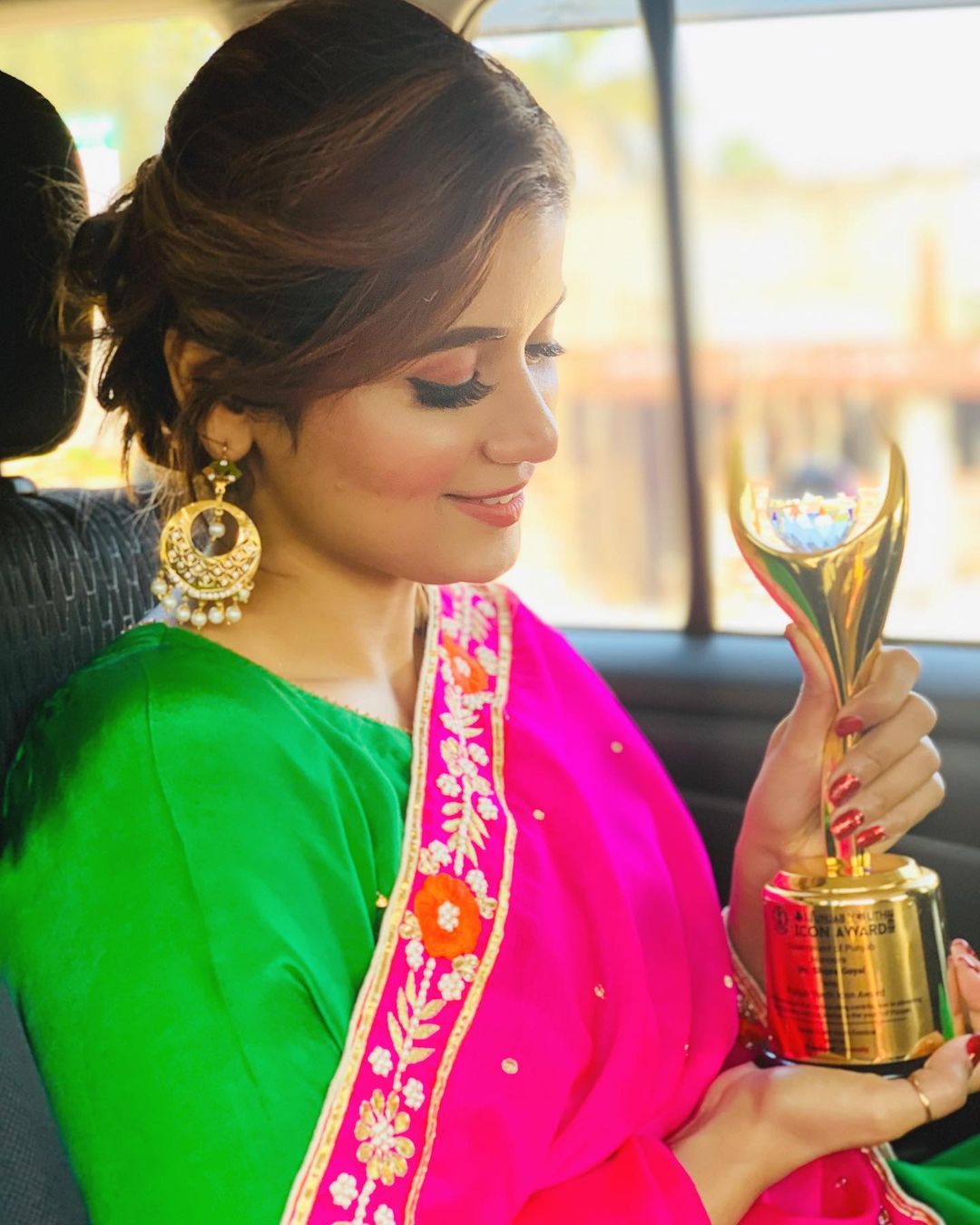 Shipra Goyal holding trophy