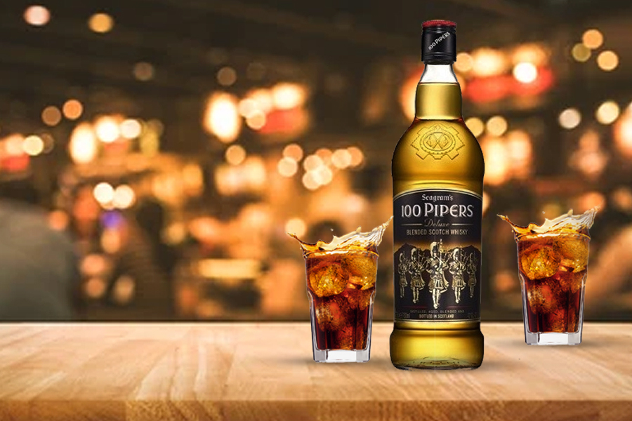 Seagram’s 100 Pipers bottle and glasses