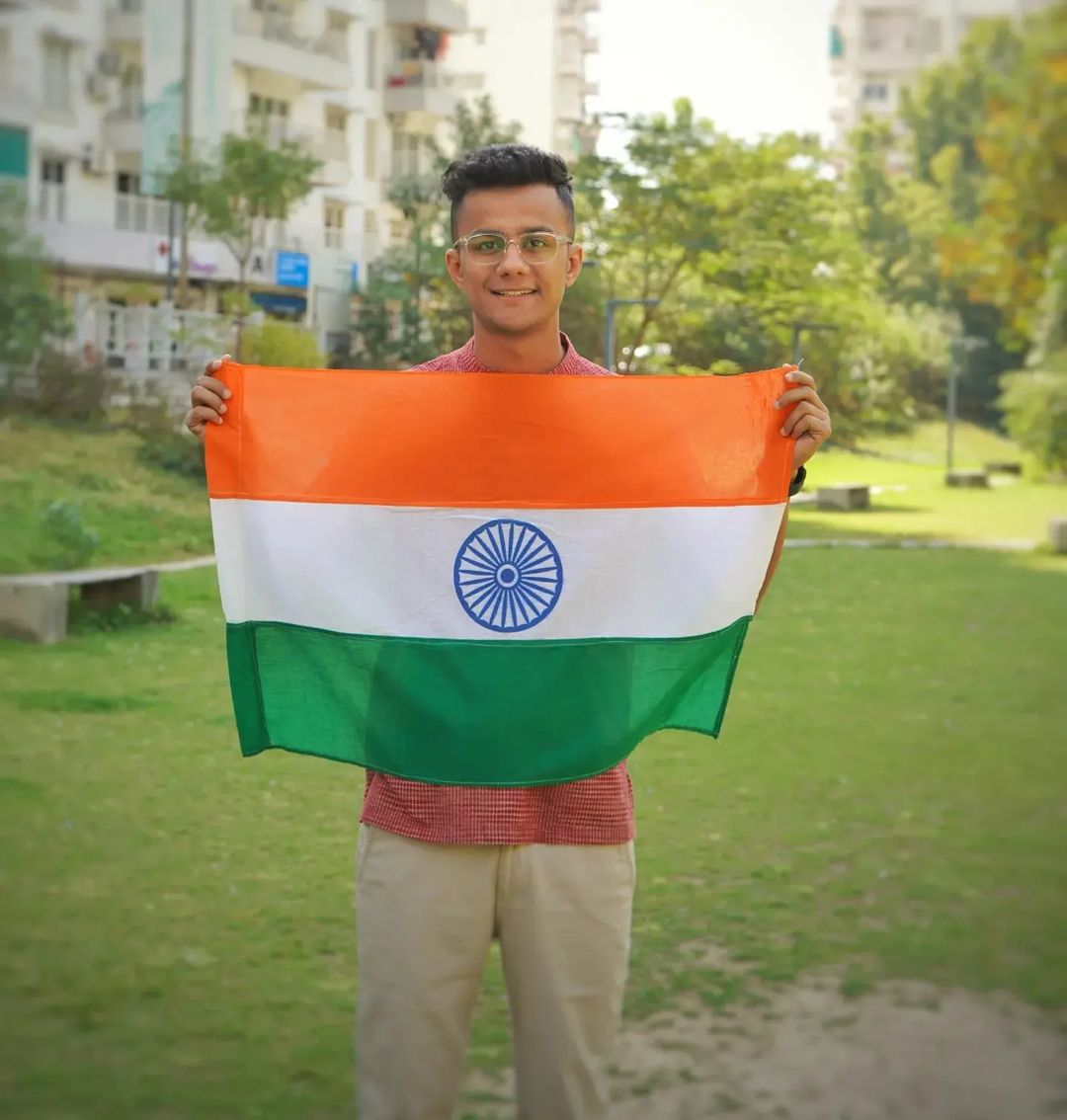 Prafull Billore holding the Indian flag